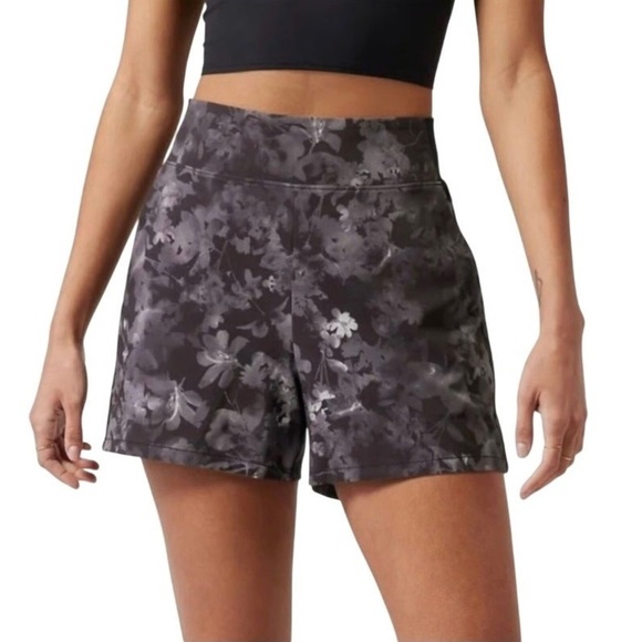 Athleta Brooklyn Printed Shorts Lumen Black Grey Floral Size 6 - Picture 2 of 10